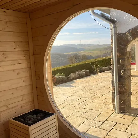 Eifel Panoramablick Unter Der Burg Olbrueck Mit Sauna Hottub Grosser Terrasse Und Garten Ideal Fuer Familien Niederdurenbach