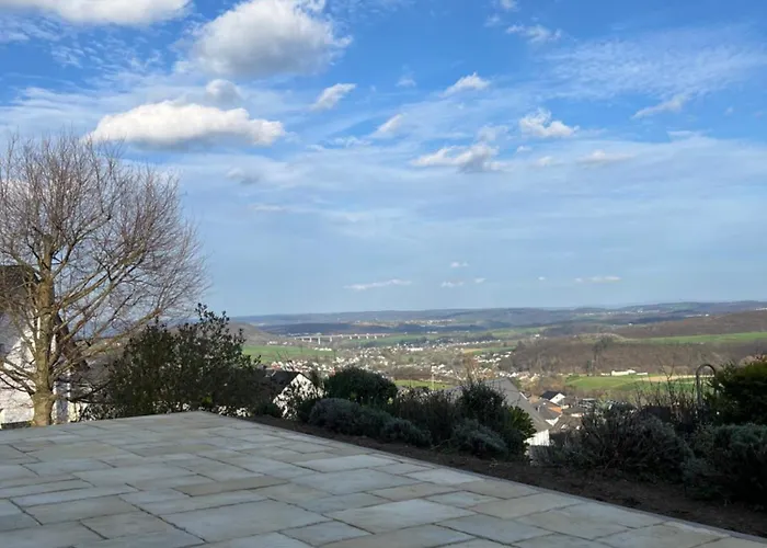 Eifel Panoramablick Unter Der Burg Olbrueck Mit Sauna Hottub Grosser Terrasse Und Garten Ideal Fuer Familien בית נופש Niederdürenbach