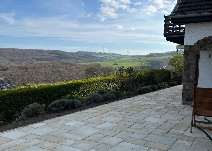 בית נופש Eifel Panoramablick Unter Der Burg Olbrueck Mit Sauna Hottub Grosser Terrasse Und Garten Ideal Fuer Familien